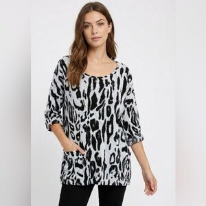 DANTELLE Animal Print Short Sleeve Lightweight Sweater Front Pockets Sz L
